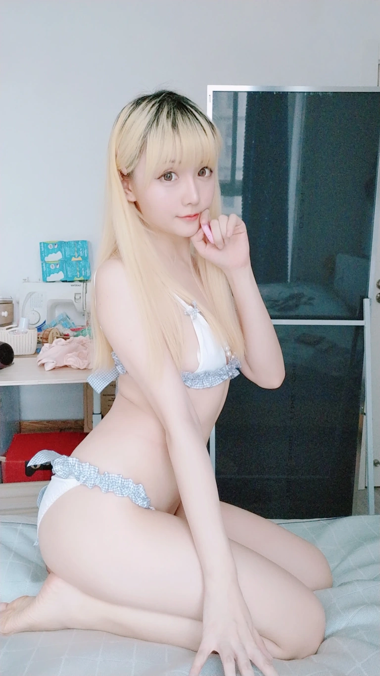 星之迟迟《定制 6-27 灰丝》主题写真：60张全套美图，含2个视频