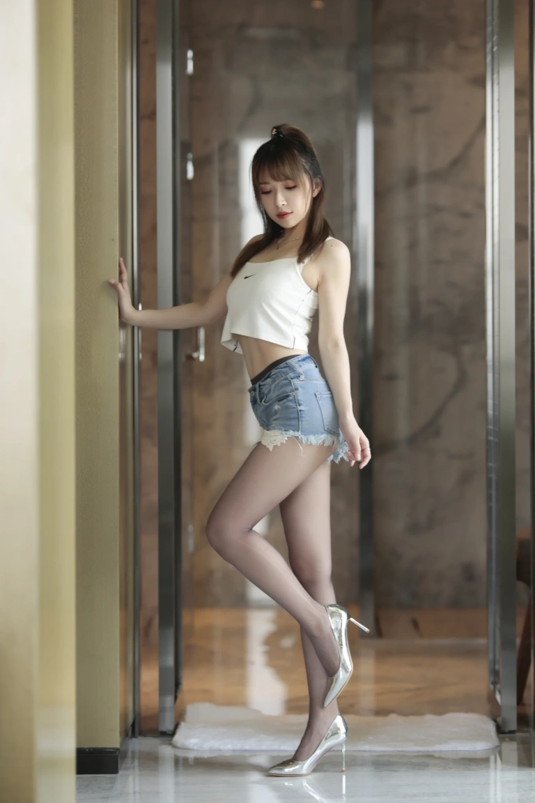 小女巫露娜《牛仔小裤裤》主题写真：84张全套美图