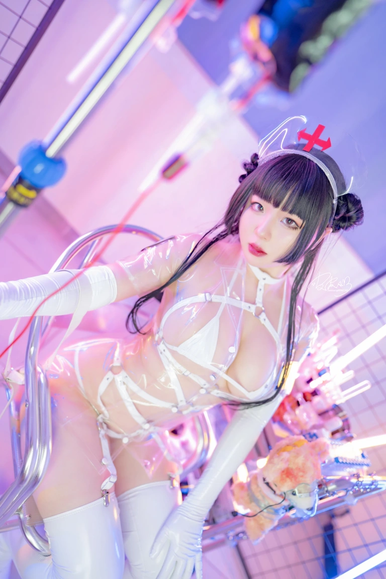 皮皮奶《透明护士》主题写真：34张全套美图