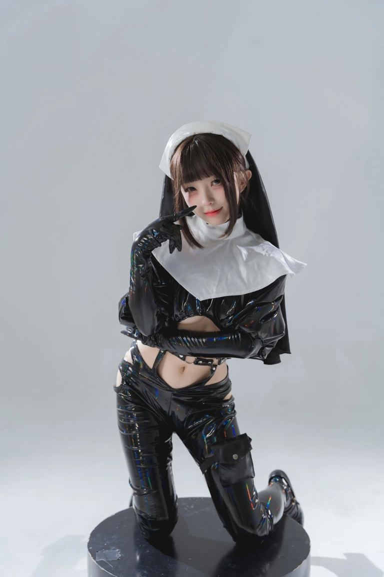 花铃《漆皮修女》主题写真：38张全套美图