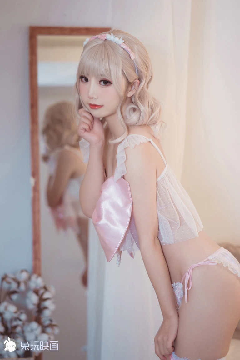 面饼仙儿《蝴蝶结内衣》主题写真：12张全套美图
