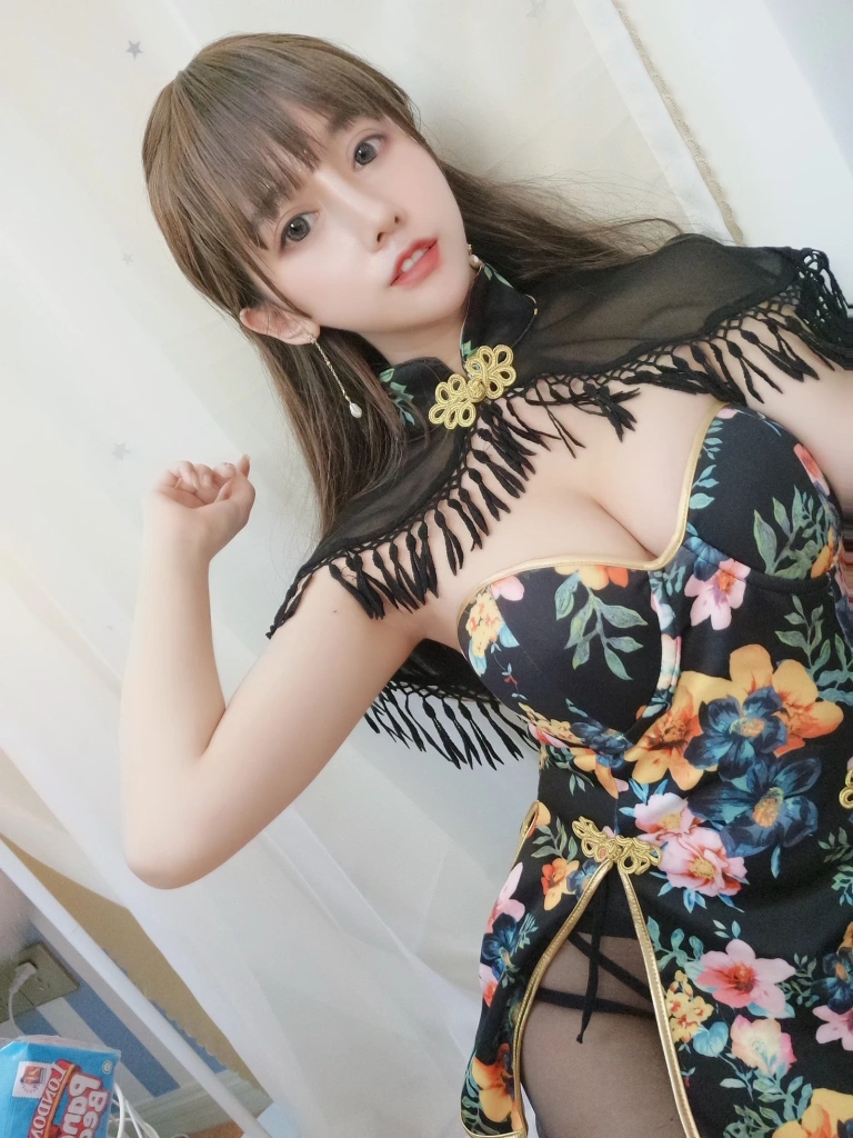 过期米线线喵《披肩》主题写真：17张全套美图
