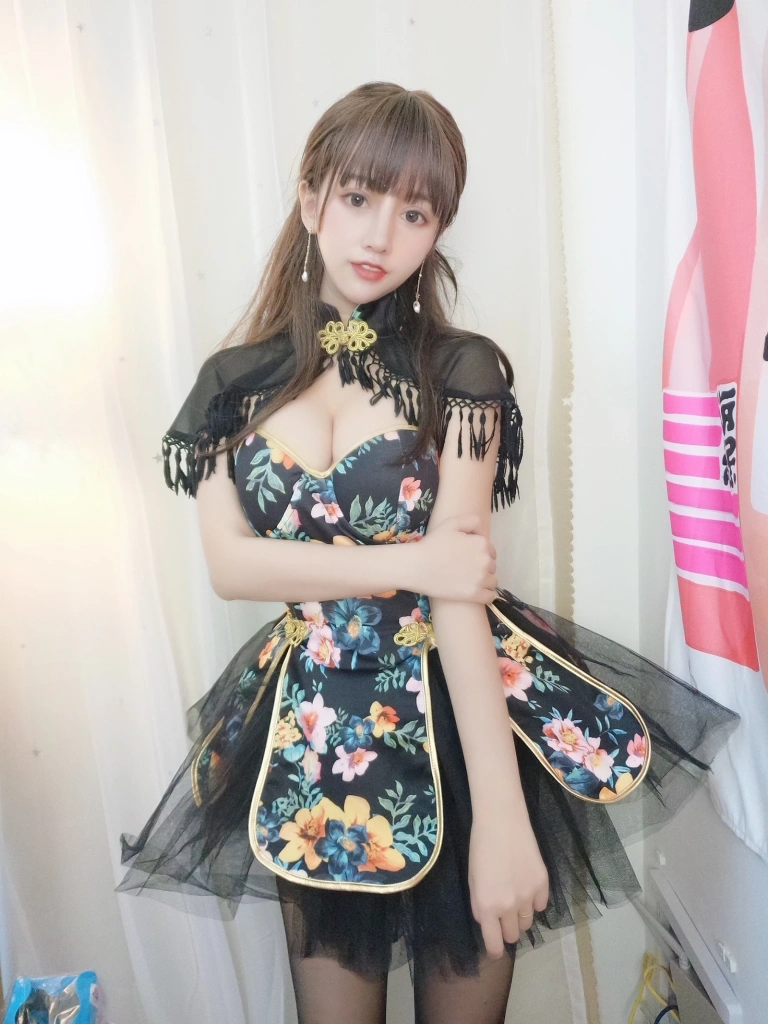 过期米线线喵《披肩》主题写真：17张全套美图