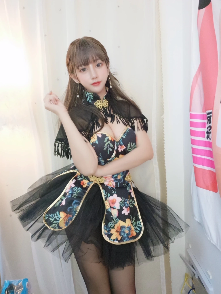 过期米线线喵《披肩》主题写真：17张全套美图