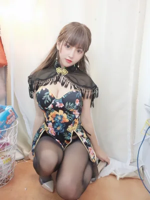 过期米线线喵《披肩》主题写真：17张全套美图