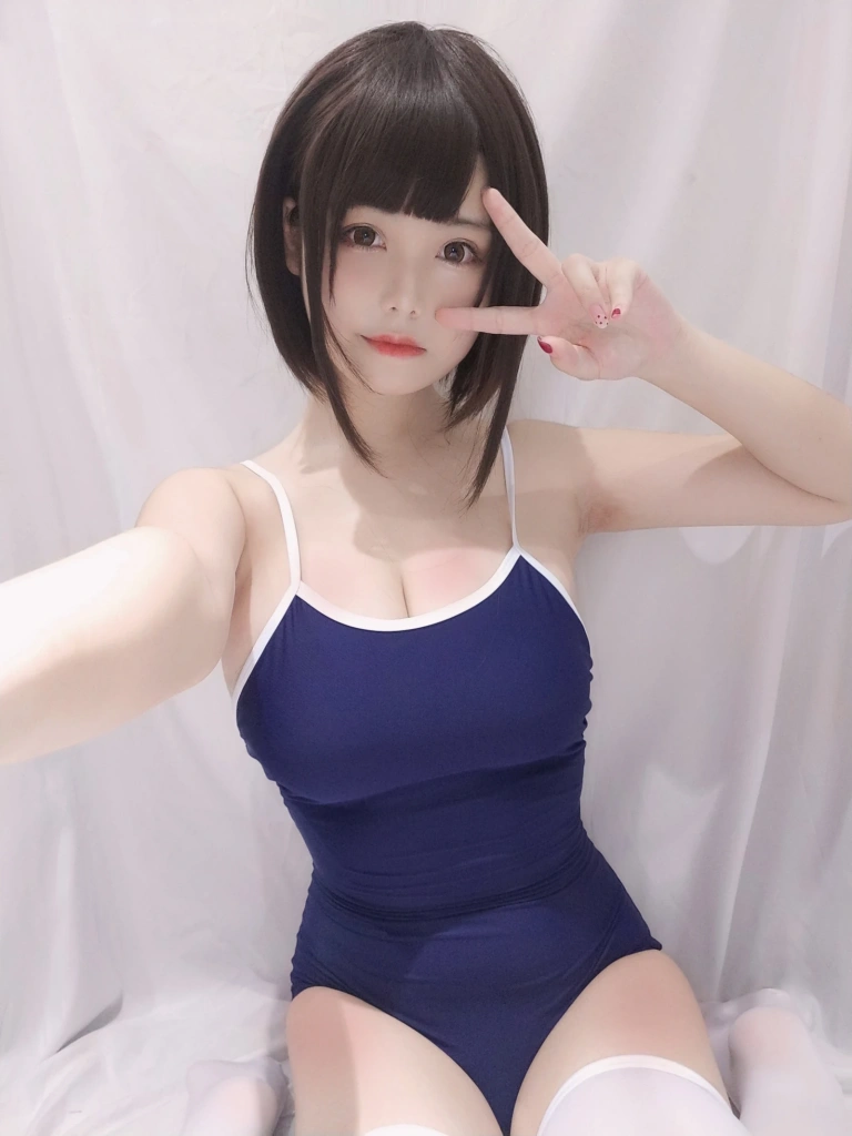 蜜汁猫裘《少女死库水》主题写真：30张全套美图，含4个视频