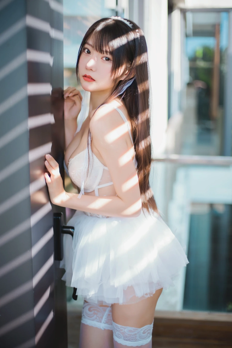 香草喵露露《杨枝甘露 白色纱裙》主题写真：48张全套美图，含1个视频