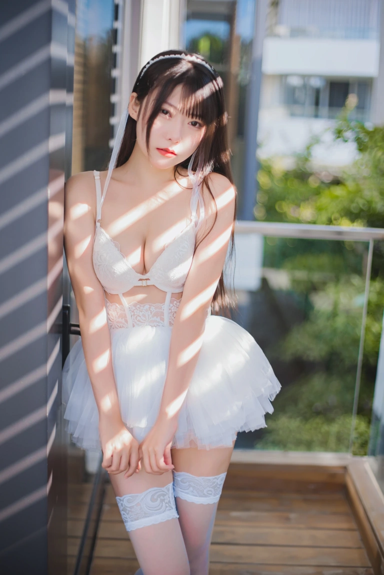 香草喵露露《杨枝甘露 白色纱裙》主题写真：48张全套美图，含1个视频
