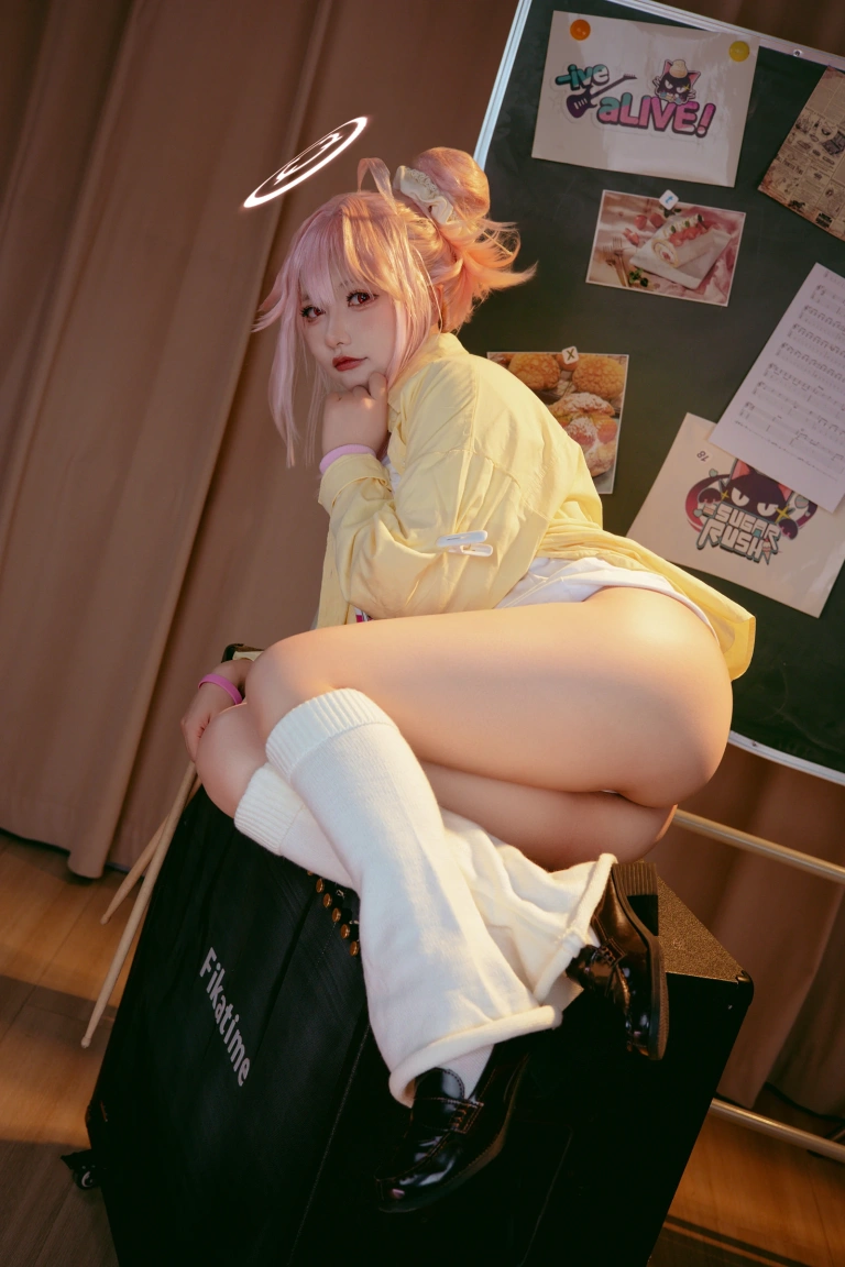 是一只熊仔《蔚蓝档案 柚鸟夏乐队》主题写真：50张全套美图