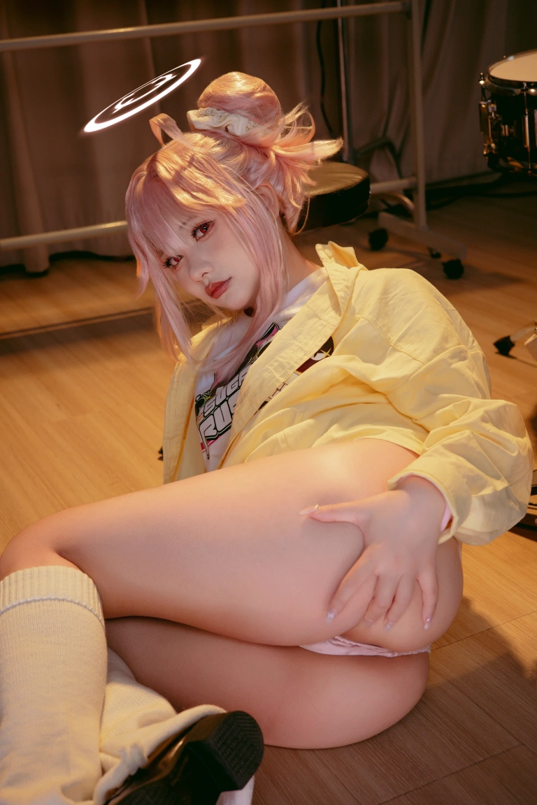 是一只熊仔《蔚蓝档案 柚鸟夏乐队》主题写真：50张全套美图