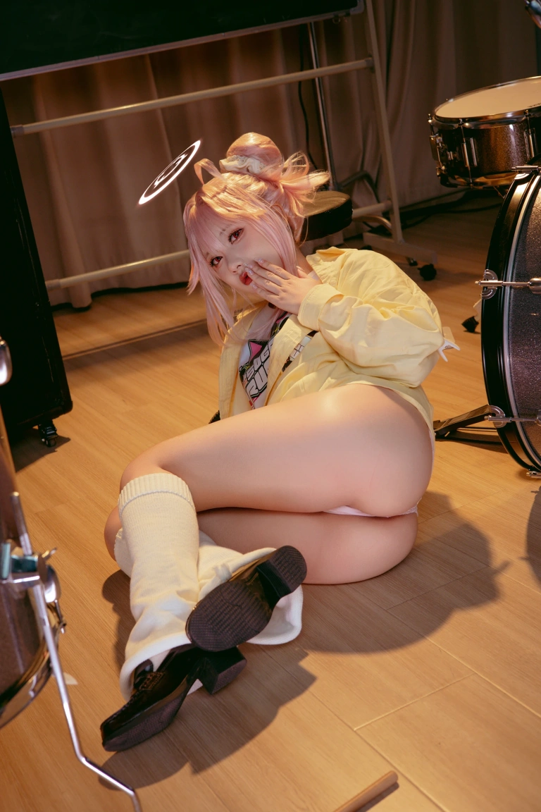 是一只熊仔《蔚蓝档案 柚鸟夏乐队》主题写真：50张全套美图
