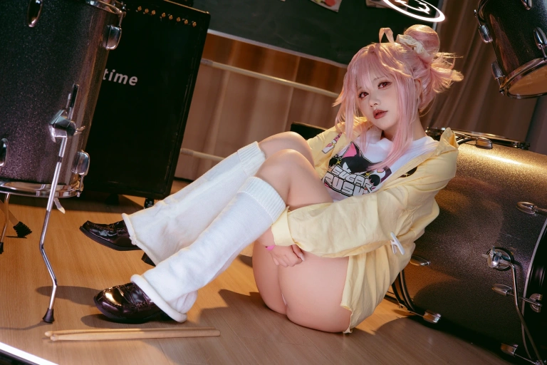是一只熊仔《蔚蓝档案 柚鸟夏乐队》主题写真：50张全套美图