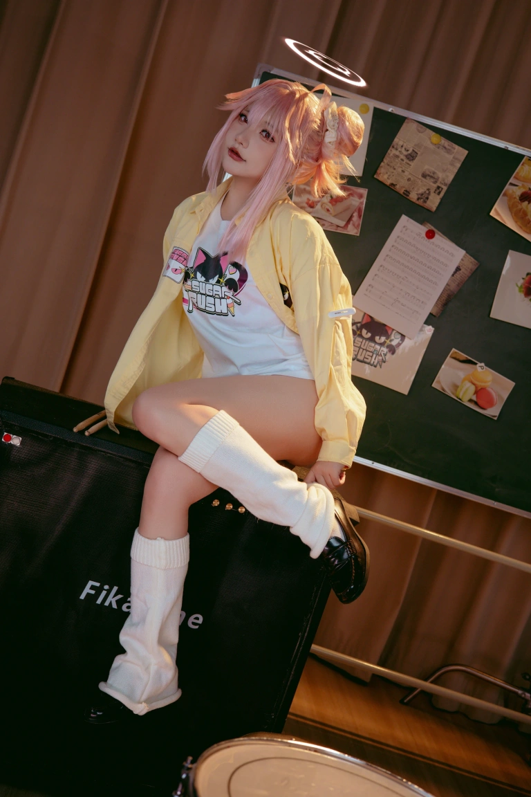 是一只熊仔《蔚蓝档案 柚鸟夏乐队》主题写真：50张全套美图