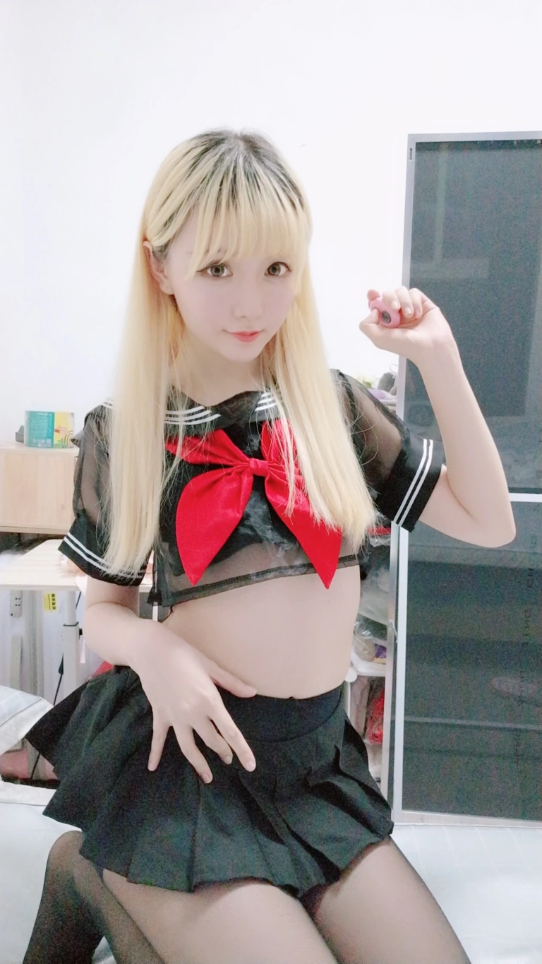星之迟迟《定制 6-28 黑制服》主题写真：68张全套美图，含3个视频