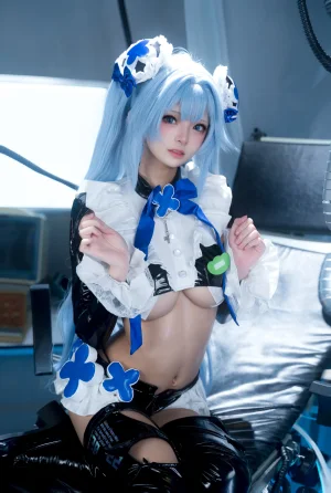 九柒喵《Nikke 汉赛尔》主题写真：38张全套美图