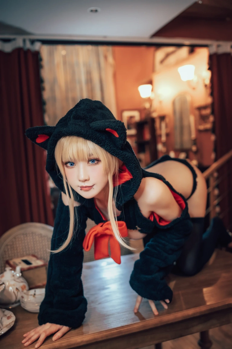 阿包也是兔娘《小猫咪能有什么坏心眼呢》主题写真：19张全套美图