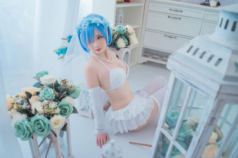 面饼仙儿《花嫁蕾姆》主题写真：28张全套美图