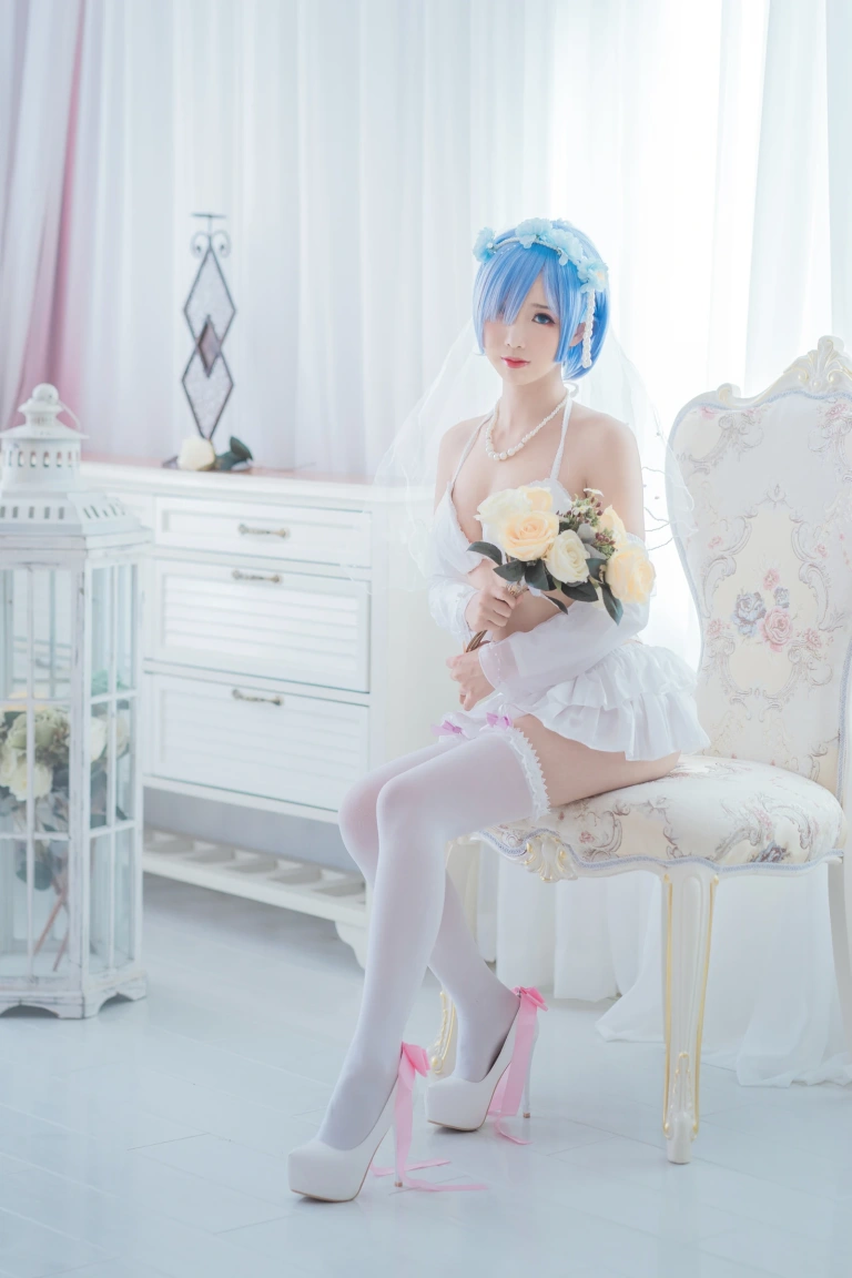 面饼仙儿《花嫁蕾姆》主题写真：28张全套美图