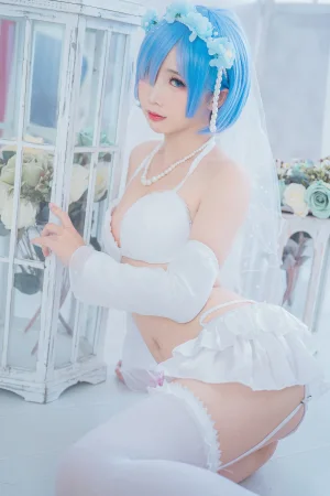 面饼仙儿《花嫁蕾姆》主题写真：28张全套美图