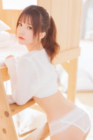 桜桃喵《小白》主题写真：33张全套美图