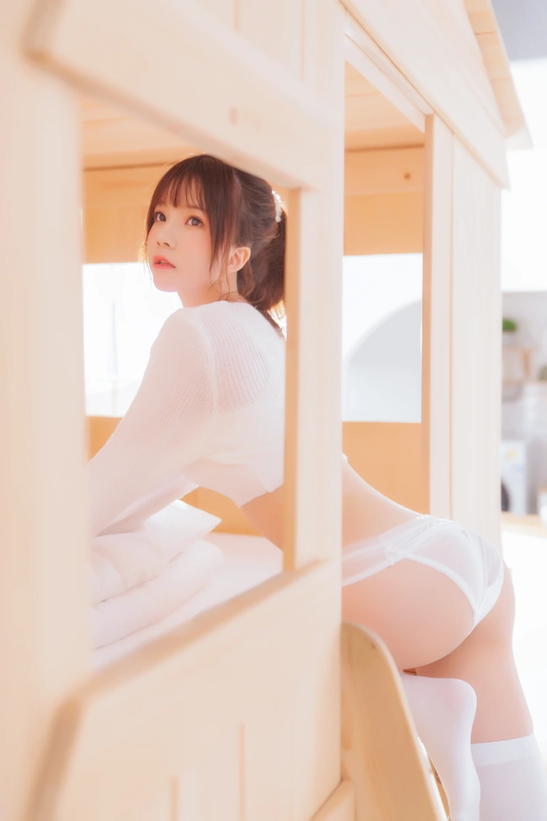 桜桃喵《小白》主题写真：33张全套美图