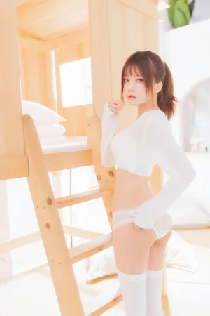 桜桃喵《小白》主题写真：33张全套美图
