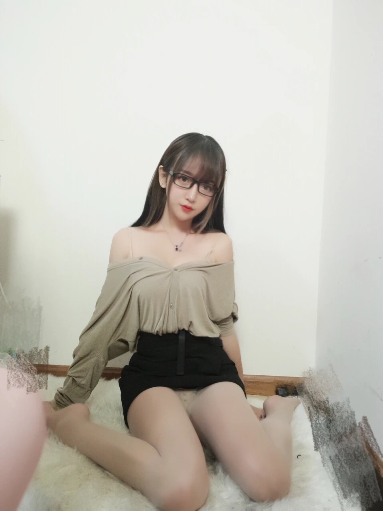 过期米线线喵《肉色丝袜》主题写真：7张全套美图