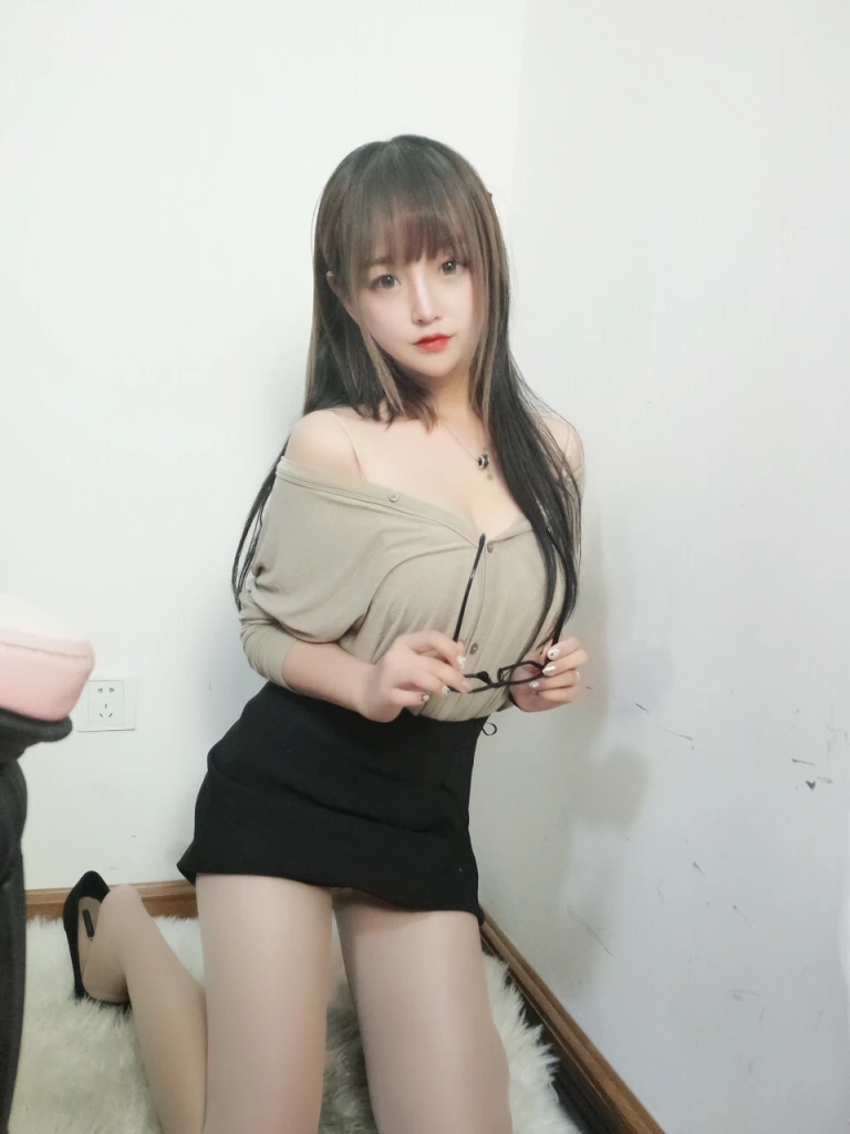过期米线线喵《肉色丝袜》主题写真：7张全套美图