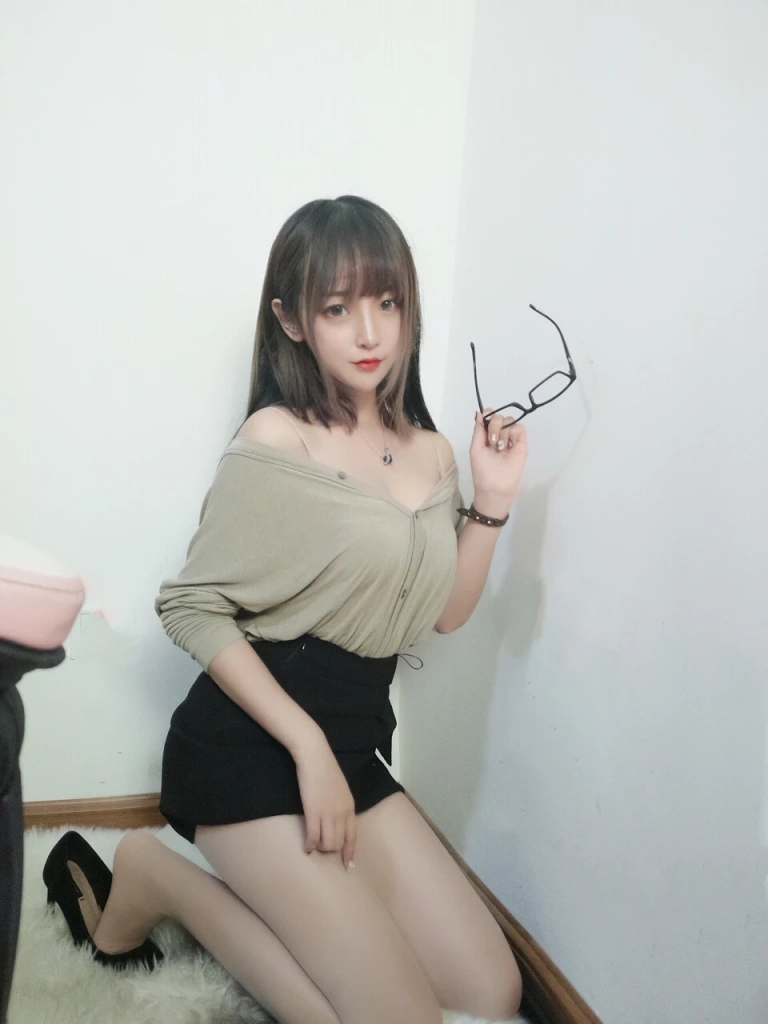 过期米线线喵《肉色丝袜》主题写真：7张全套美图