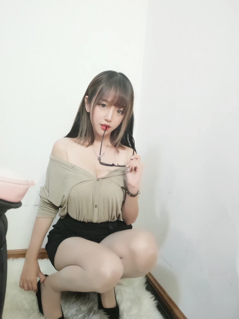 过期米线线喵《肉色丝袜》主题写真：7张全套美图