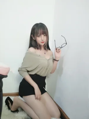 过期米线线喵《肉色丝袜》主题写真：7张全套美图