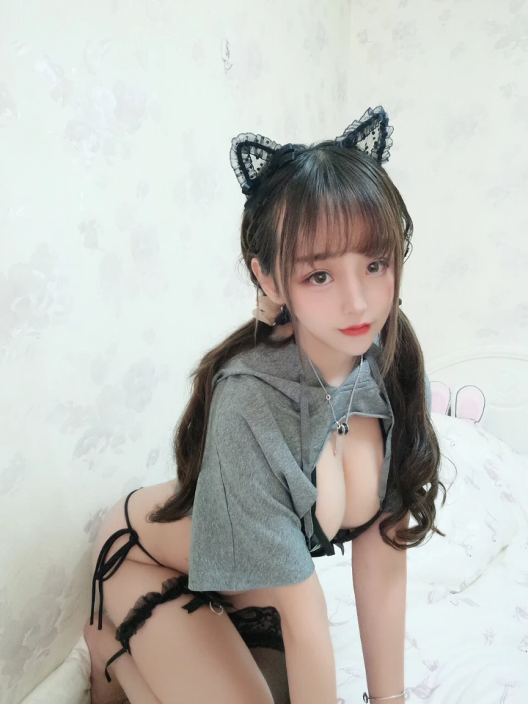过期米线线喵《兽耳灰色》主题写真：16张全套美图
