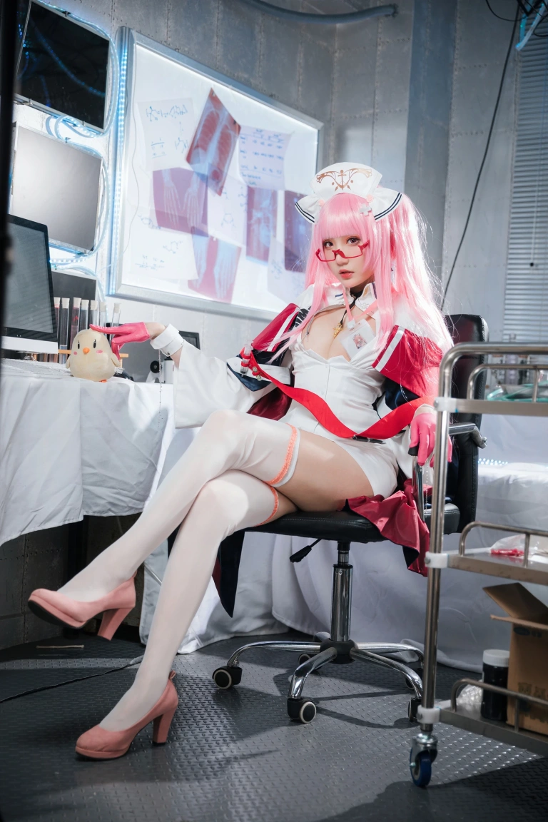 瓜希酱《英仙座护士》主题写真：20张全套美图