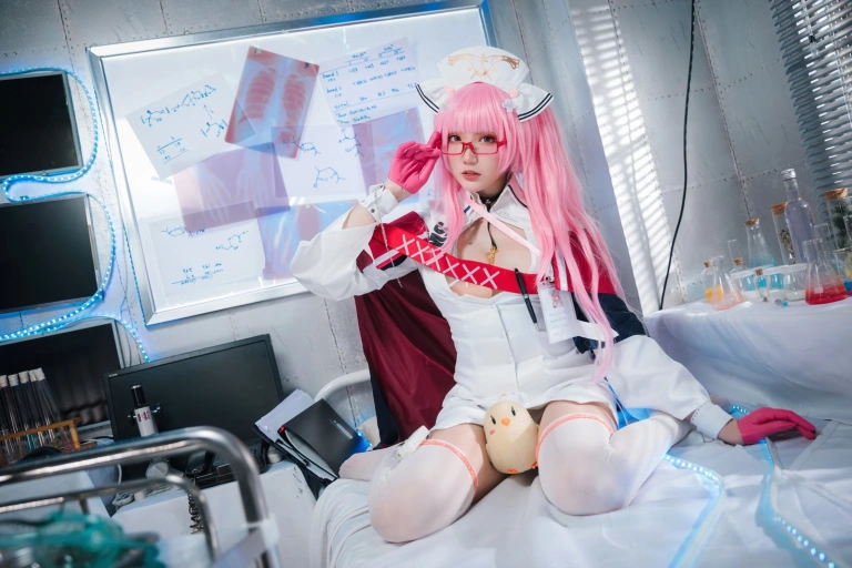 瓜希酱《英仙座护士》主题写真：20张全套美图