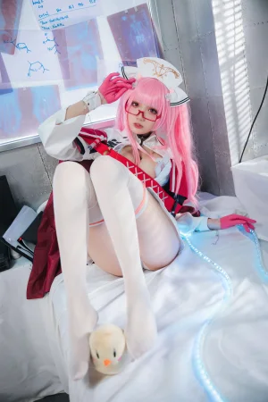 瓜希酱《英仙座护士》主题写真：20张全套美图