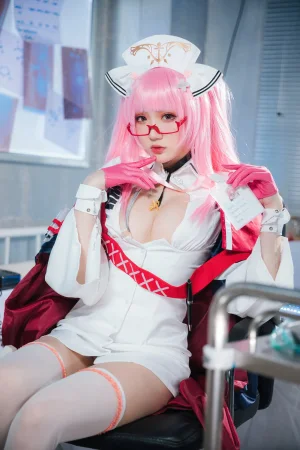 瓜希酱《英仙座护士》主题写真：20张全套美图