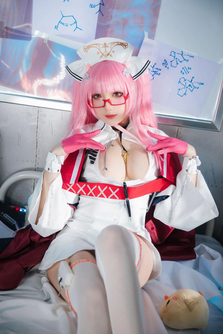 瓜希酱《英仙座护士》主题写真：20张全套美图