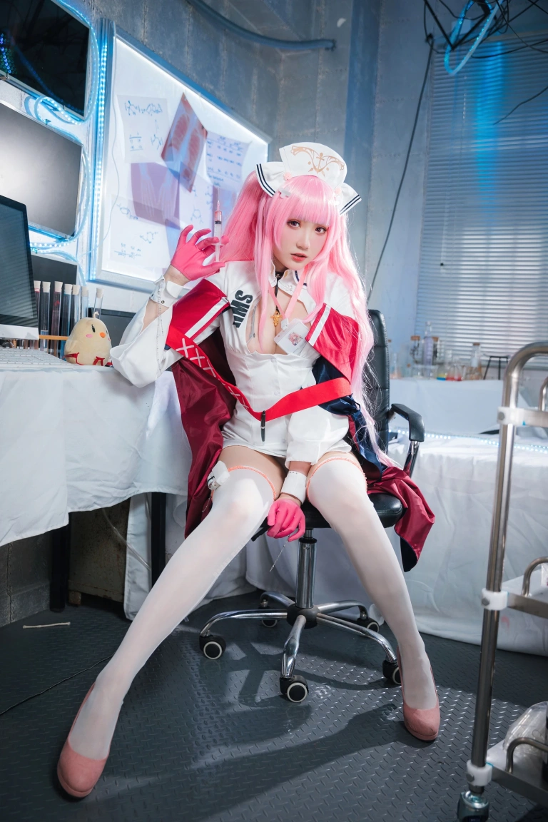 瓜希酱《英仙座护士》主题写真：20张全套美图