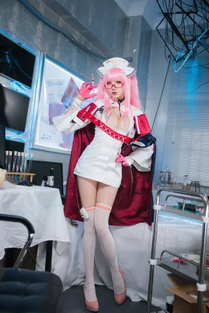 瓜希酱《英仙座护士》主题写真：20张全套美图