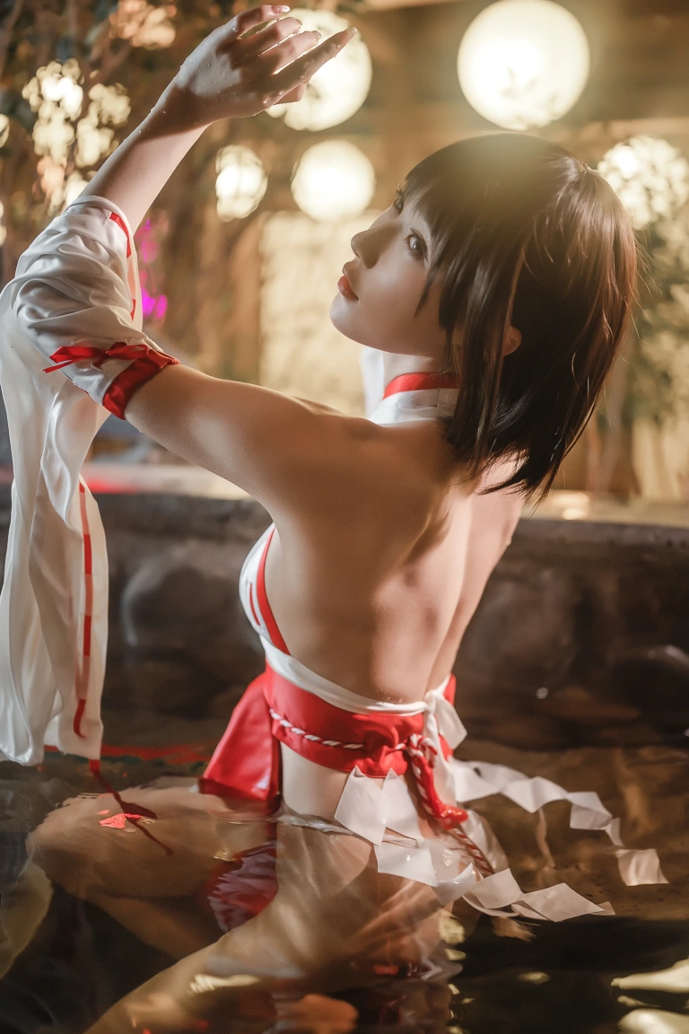 阿包也是兔娘《温泉巫女》主题写真：24张全套美图