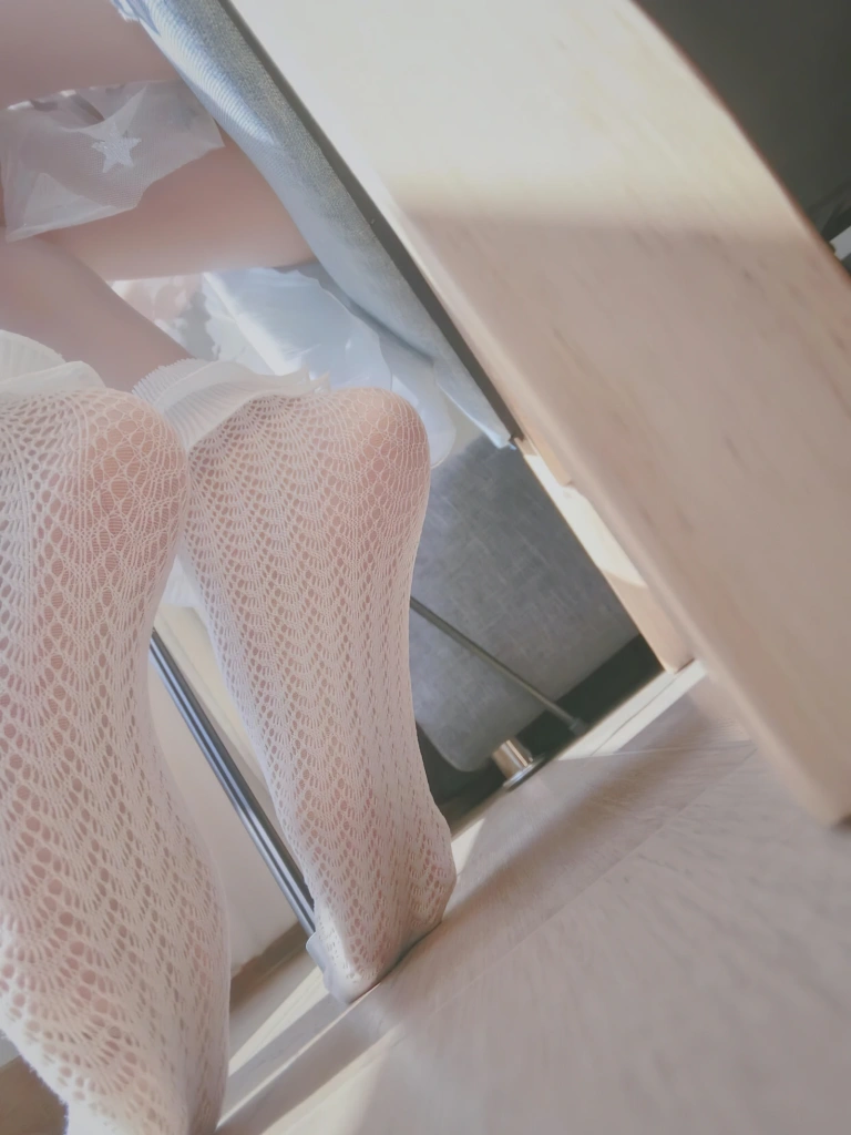 布丁大法《透纱蕾丝白袜》主题写真：28张全套美图