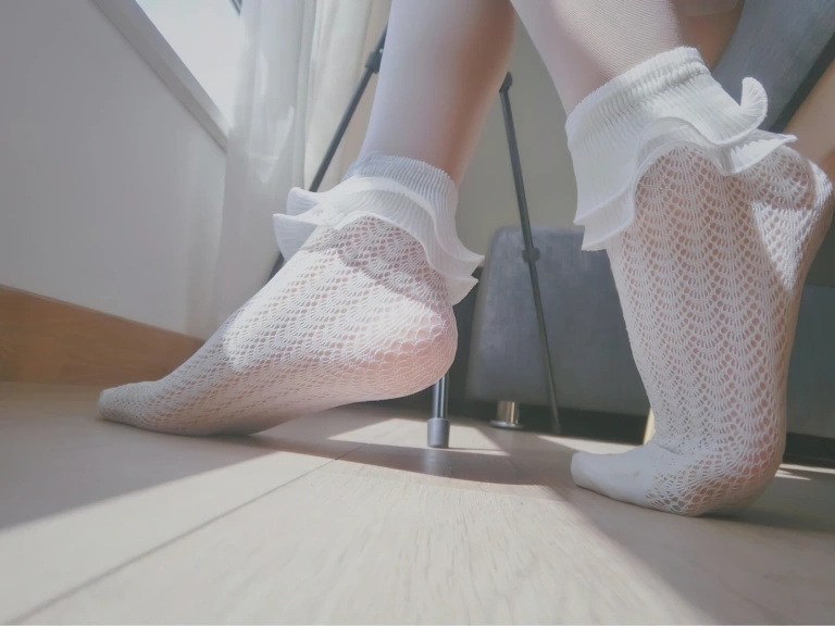 布丁大法《透纱蕾丝白袜》主题写真：28张全套美图