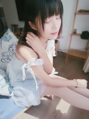 布丁大法《透纱蕾丝白袜》主题写真：28张全套美图