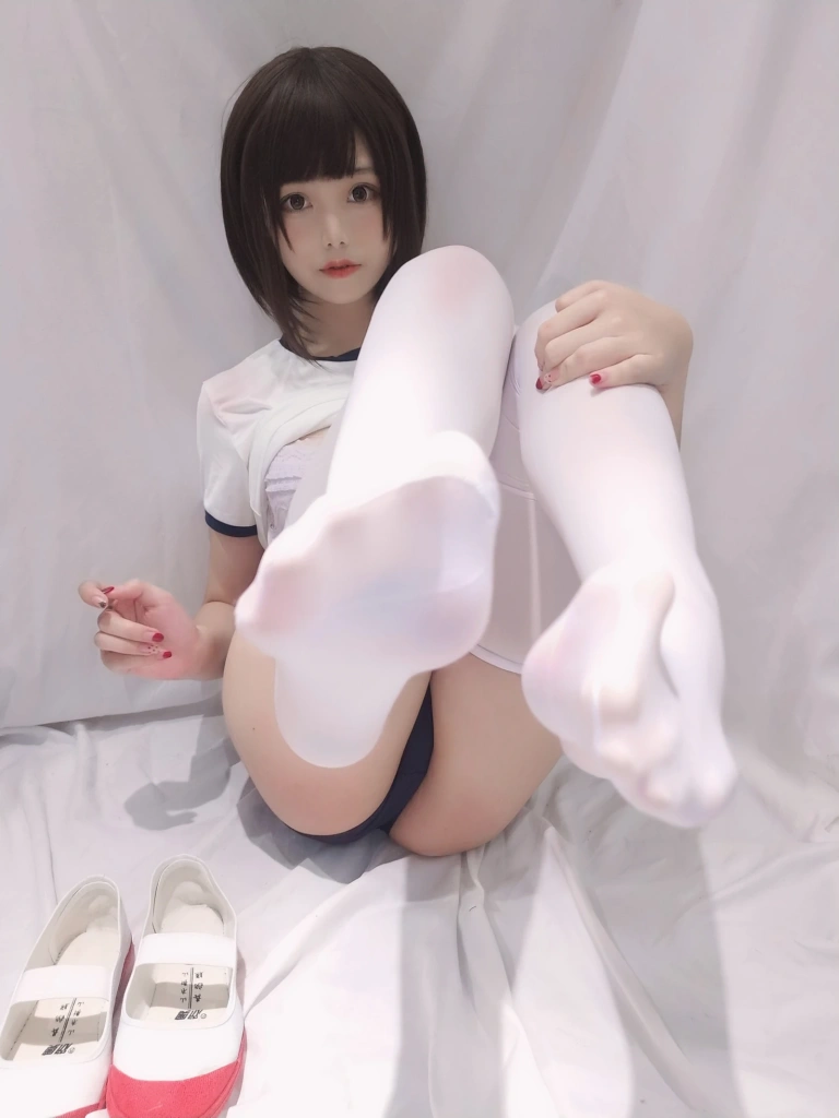蜜汁猫裘《白色体操服》主题写真：31张全套美图，含7个视频