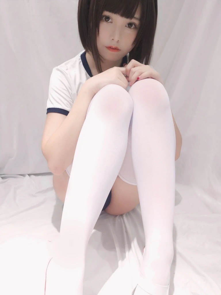 蜜汁猫裘《白色体操服》主题写真：31张全套美图，含7个视频