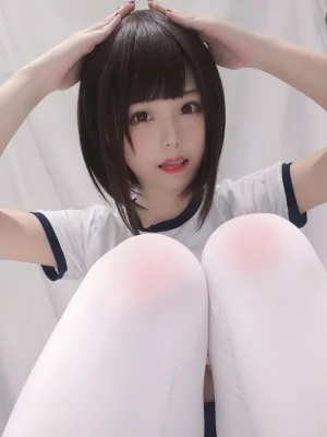 蜜汁猫裘《白色体操服》主题写真：31张全套美图，含7个视频