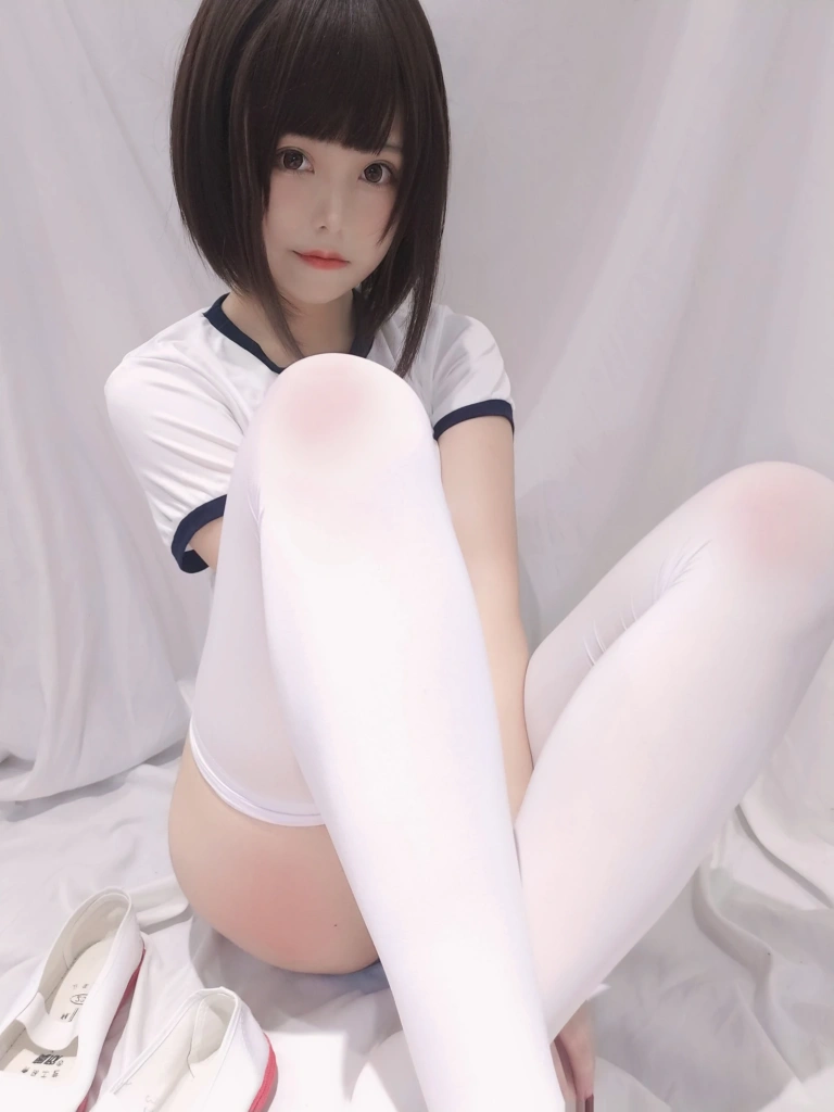 蜜汁猫裘《白色体操服》主题写真：31张全套美图，含7个视频