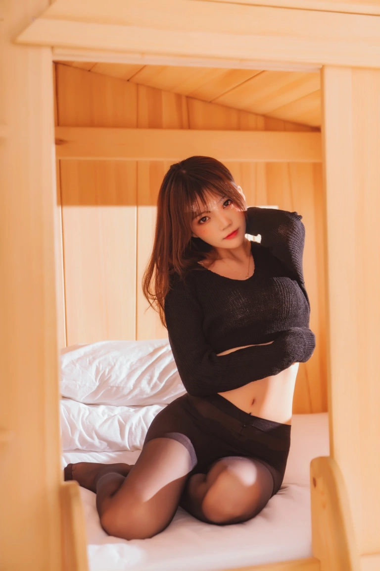 桜桃喵《小黑》主题写真：32张全套美图