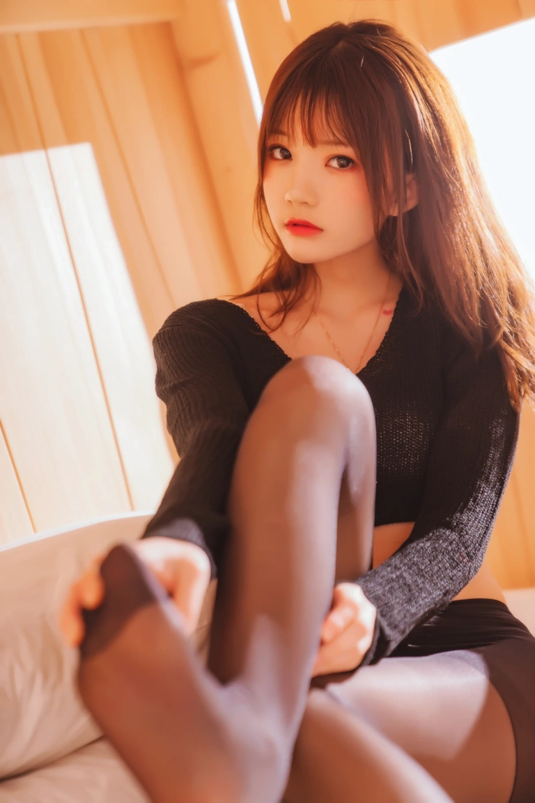 桜桃喵《小黑》主题写真：32张全套美图