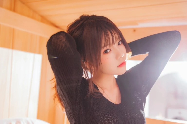 桜桃喵《小黑》主题写真：32张全套美图